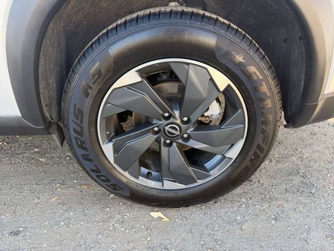 Used 2025 Nissan Rogue SV FWD image 32