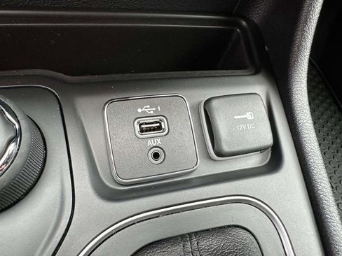 Used 2020 Jeep Cherokee Latitude Plus w/ Comfort/Convenience Group image 32