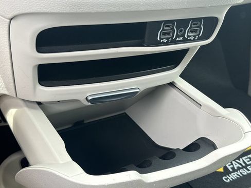 Used 2024 Chrysler Pacifica Touring-L FWD image 22