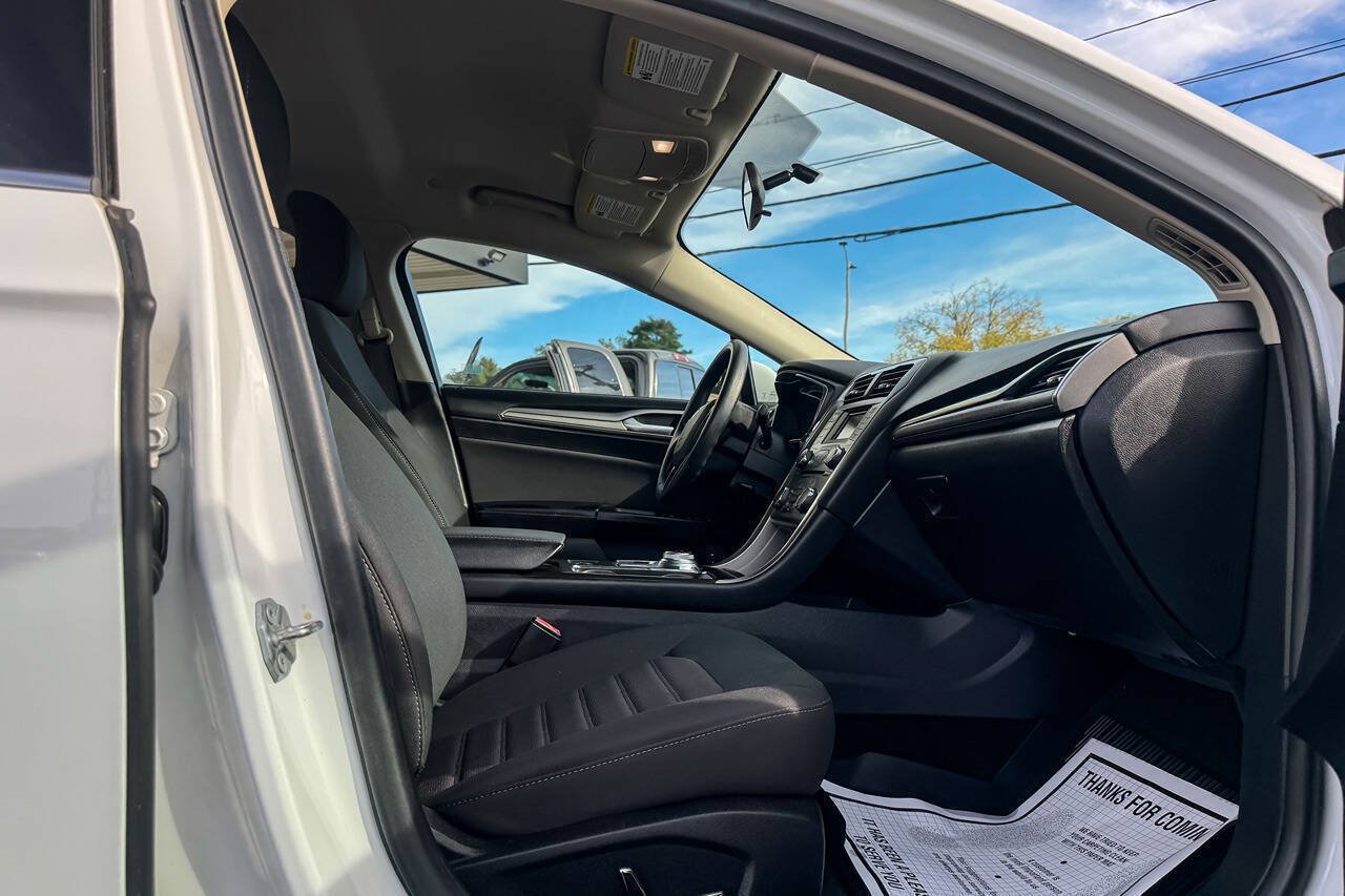 Used 2018 Ford Fusion SE FWD image 12