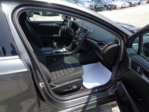 Used 2017 Ford Fusion SE FWD image 12