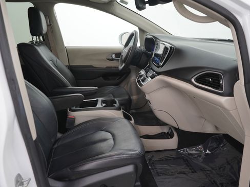 Used 2022 Chrysler Pacifica Touring-L w/ Uconnect Theater Family Group FWD image 13