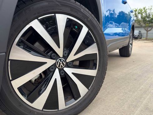 Used 2022 Volkswagen Taos SE w/ Panoramic Sunroof Package FWD image 4