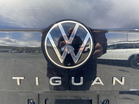 Used 2023 Volkswagen Tiguan SE AWD/4WD image 33