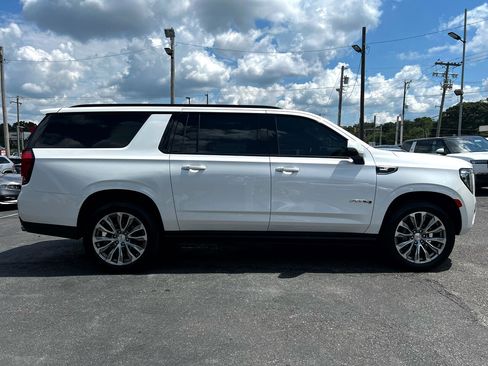 Used 2022 GMC Yukon XL AT4 image 4