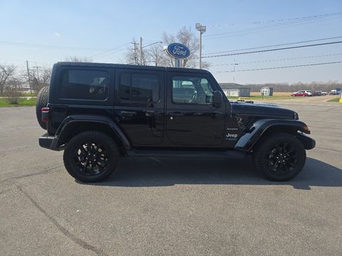 Used 2022 Jeep Wrangler Unlimited Sahara w/ Cold Weather Group AWD/4WD image 5