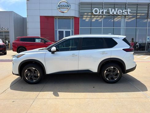 Used 2024 Nissan Rogue SV w/ SV Premium Package FWD image 2