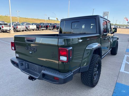 Used 2022 Jeep Gladiator Sport AWD/4WD image 7