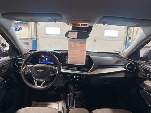 Used 2025 Chevrolet Trax LT w/ LT Convenience Package image 21