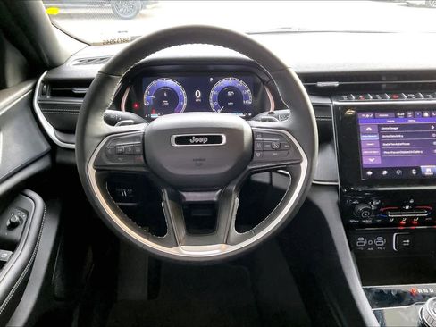 Used 2025 Jeep Grand Cherokee L Altitude image 5