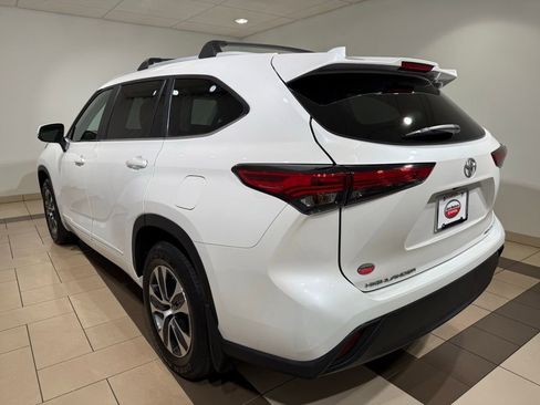 Used 2023 Toyota Highlander XLE AWD/4WD image 3