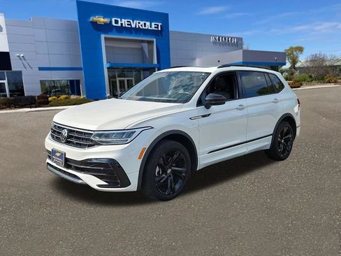Used 2024 Volkswagen Tiguan SE R-Line AWD/4WD image 3