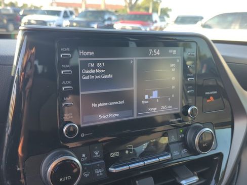Used 2022 Toyota Highlander L FWD image 16