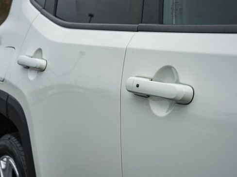 Used 2019 Jeep Renegade Latitude w/ Cold Weather Group image 16