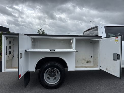 Used 2022 GMC Sierra 3500 Pro w/ Convenience Package RWD image 32