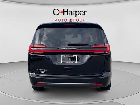 Used 2024 Chrysler Pacifica Touring-L FWD image 4