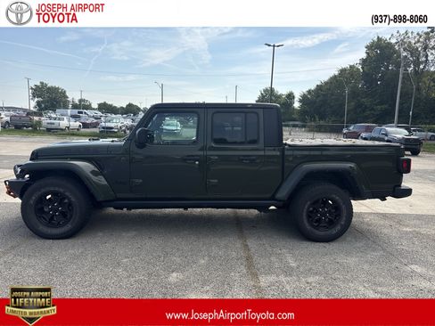 Used 2022 Jeep Gladiator Sport AWD/4WD image 1