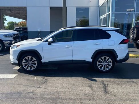 Used 2020 Toyota RAV4 XLE Premium image 6