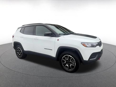 Used 2025 Jeep Compass Trailhawk AWD/4WD image 2