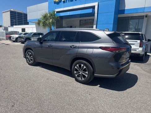 Used 2021 Toyota Highlander XLE FWD image 5