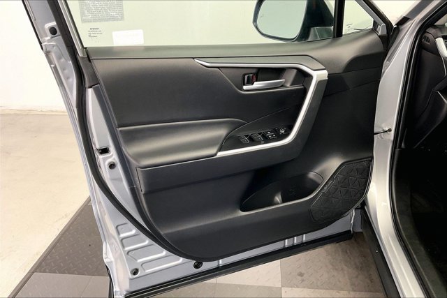 Used 2025 Toyota RAV4 XLE AWD/4WD image 26