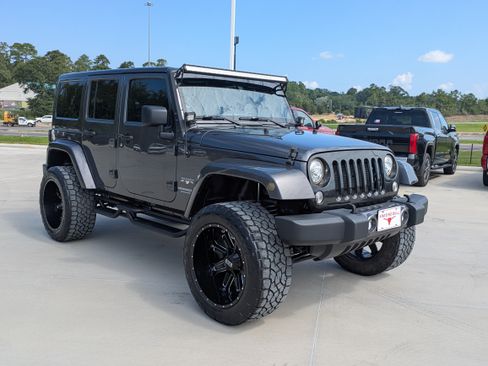 Used 2017 Jeep Wrangler Unlimited Sahara w/ Max Tow Package AWD/4WD image 7