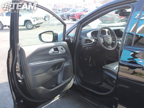 Used 2025 Chrysler Pacifica Limited image 10