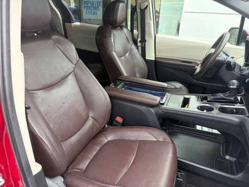 Used 2022 Toyota Sienna Platinum AWD/4WD image 27