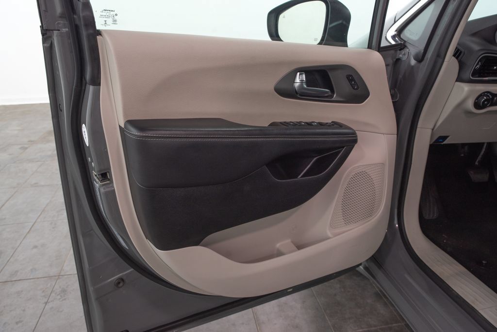 Used 2023 Chrysler Pacifica Touring-L FWD image 6