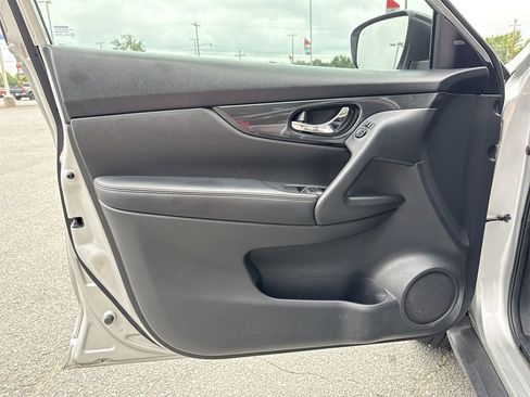 Used 2018 Nissan Rogue SV image 22