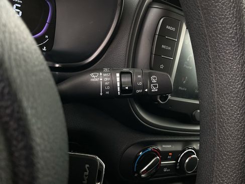 Used 2025 Kia Soul LX w/ LX Technology Package FWD image 31