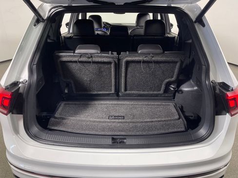 Used 2022 Volkswagen Tiguan SE R-Line image 10