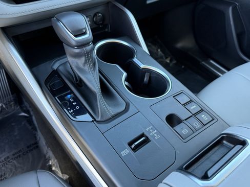 Used 2023 Toyota Highlander XLE image 24