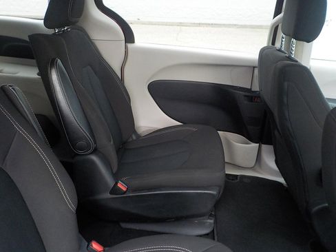 Used 2020 Chrysler Voyager LX image 14