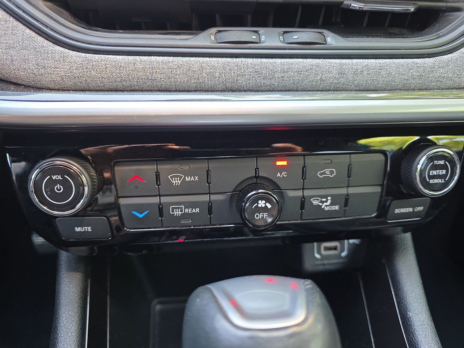 Used 2024 Jeep Compass Latitude AWD/4WD image 30