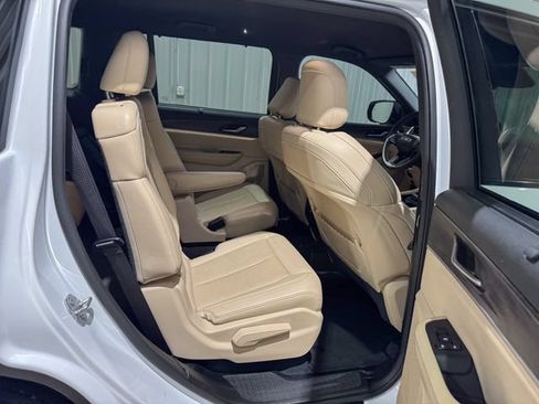 Used 2023 Jeep Grand Cherokee L Limited w/ Luxury Tech Group II AWD/4WD image 29