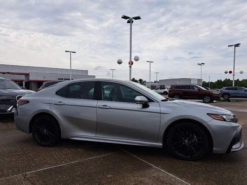 Used 2024 Toyota Camry XSE FWD image 3