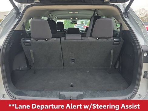 Used 2024 Toyota Highlander LE image 12