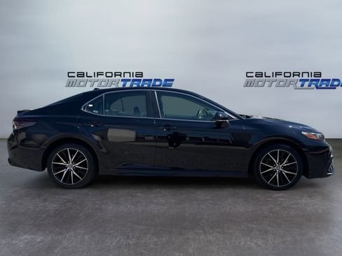 Used 2024 Toyota Camry SE image 4