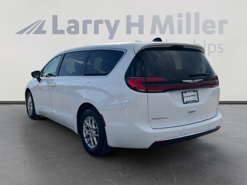 Certified 2024 Chrysler Pacifica Touring-L FWD image 3