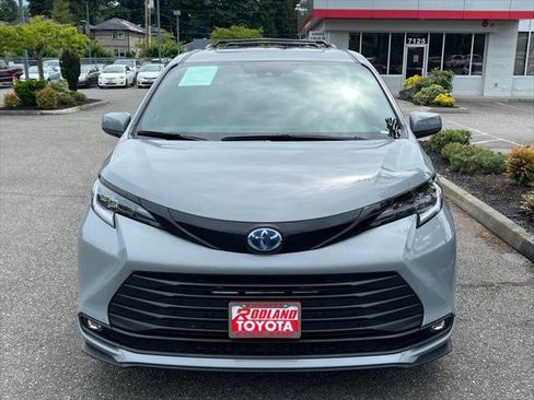 Certified 2025 Toyota Sienna XLE Woodland Edition AWD/4WD image 4
