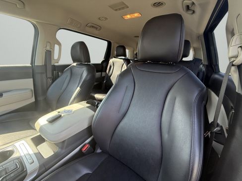 Used 2024 Kia Carnival LX FWD image 11