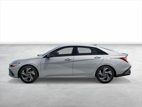 New 2025 Hyundai Elantra SEL image 3