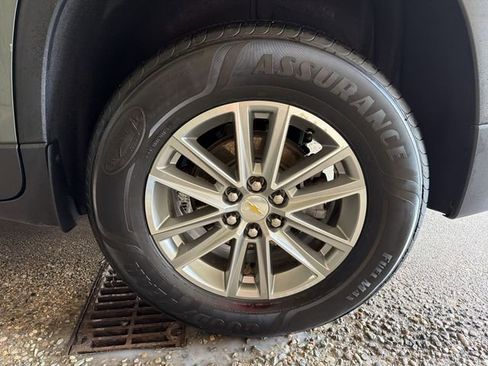 Used 2023 Chevrolet Traverse LT image 10