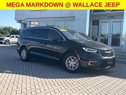 Used 2025 Chrysler Pacifica Select
