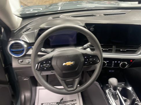 Used 2025 Chevrolet Trax LT FWD image 3