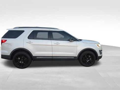 Used 2016 Ford Explorer XLT w/ Equipment Group 202A AWD/4WD image 9