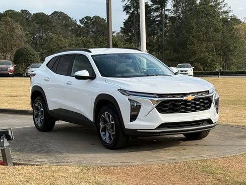 Used 2025 Chevrolet Trax LT image 9