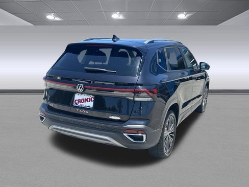 Used 2025 Volkswagen Taos SE FWD image 3