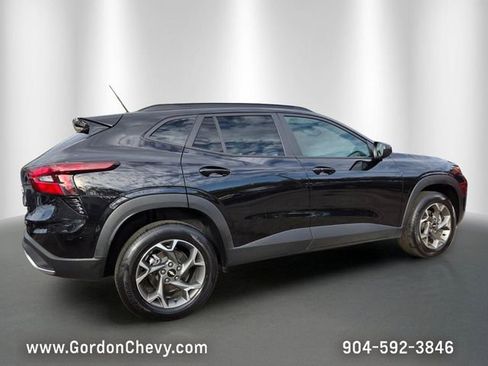 Certified 2025 Chevrolet Trax LT w/ LT Convenience Package FWD image 6